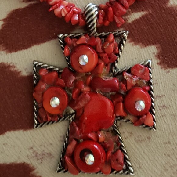 BEAUTIFUL STONE CROSS NECKLACE - Picture 5 of 9